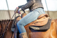 Ein Westernsattel mit Westernpad auf einem Westernpferd