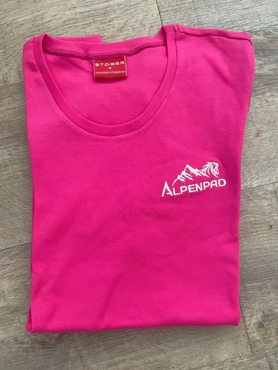 AlpenPad – Besticktes Baumwoll Shirt  – Pink - Horse_Art_Bodensee