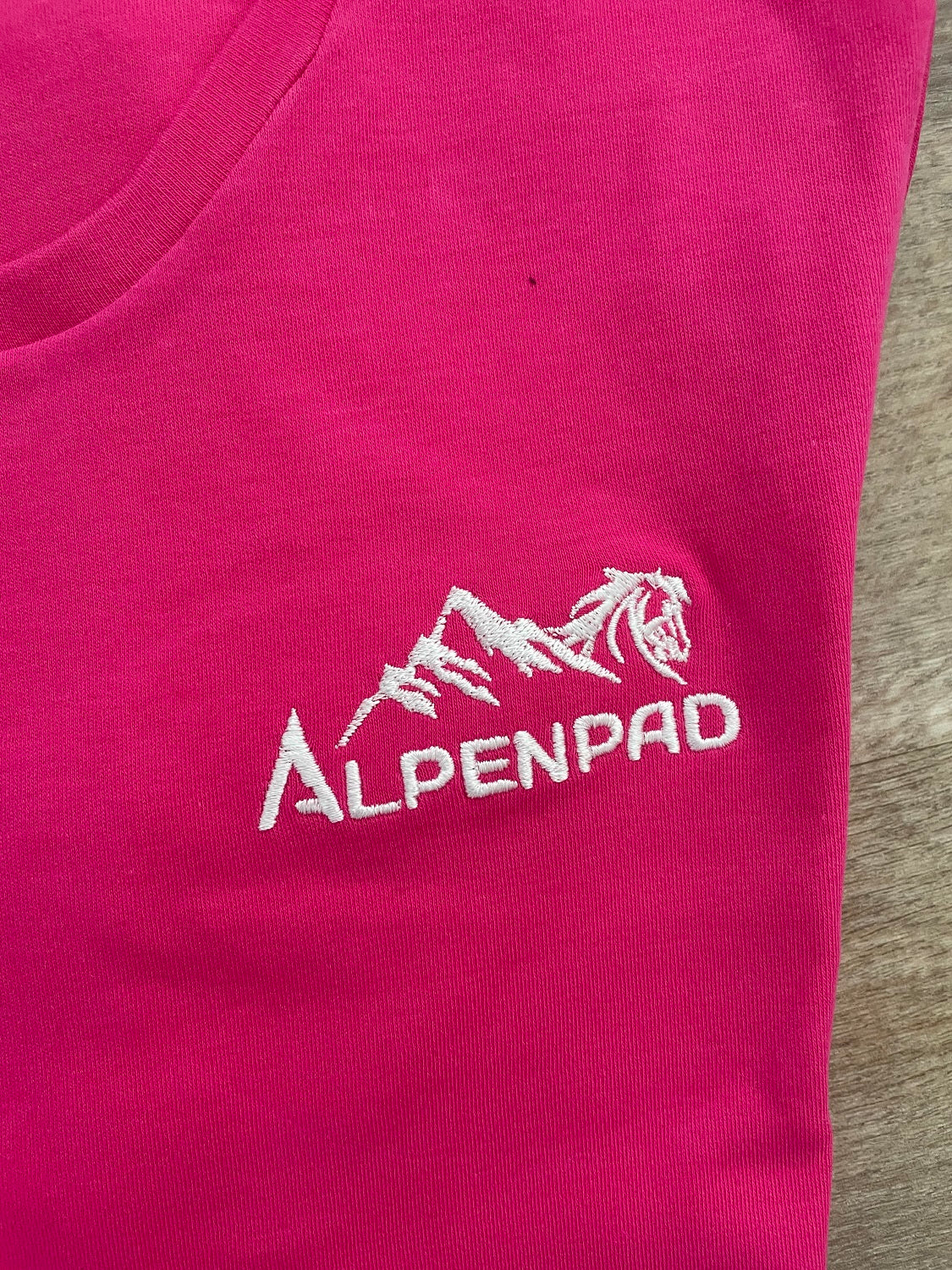 AlpenPad – Besticktes Baumwoll Shirt  – Pink - Horse_Art_Bodensee