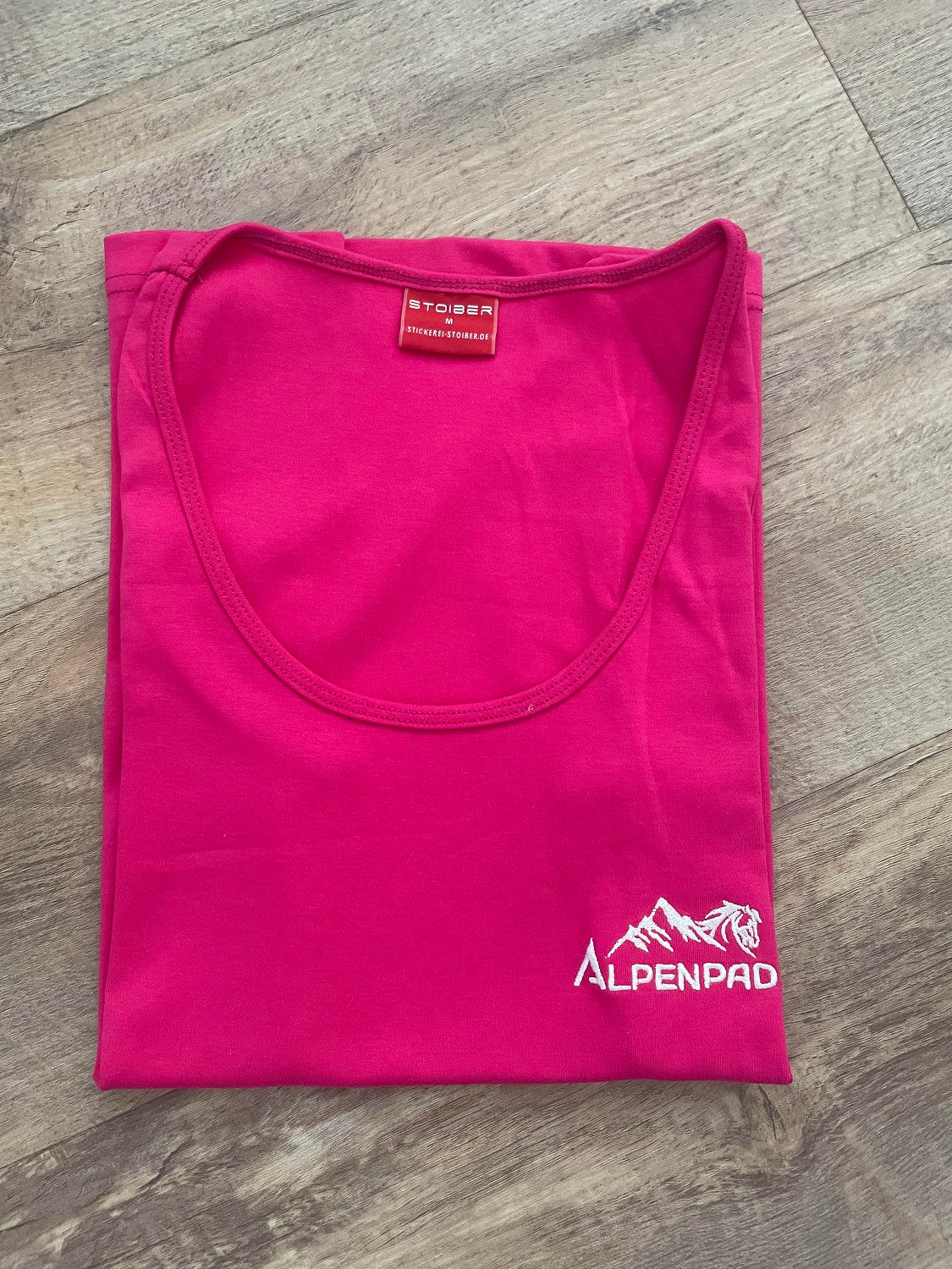 AlpenPad – Besticktes Baumwoll Top – Pink - Horse_Art_Bodensee
